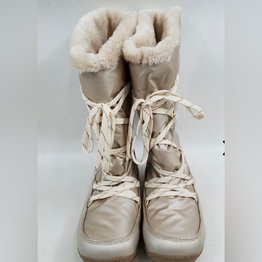 Gold/champagne women’s snow boots 9